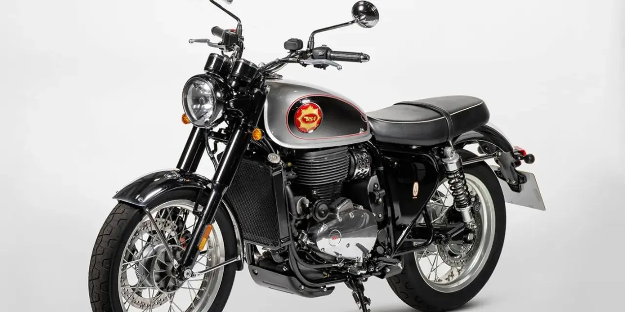 Klasyczny motocykl BSA, jeden z legendarnych angielskich motocykli, z chromowanymi elementami i czarno-srebrnym malowaniem.