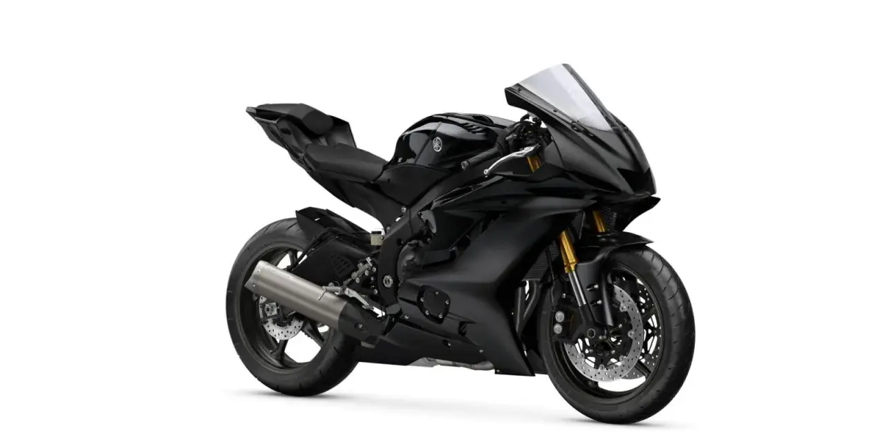 Czarny motocykl sportowy Yamaha R6, idealny do śledzenia. Sprawdź yamaha r6 dane techniczne.