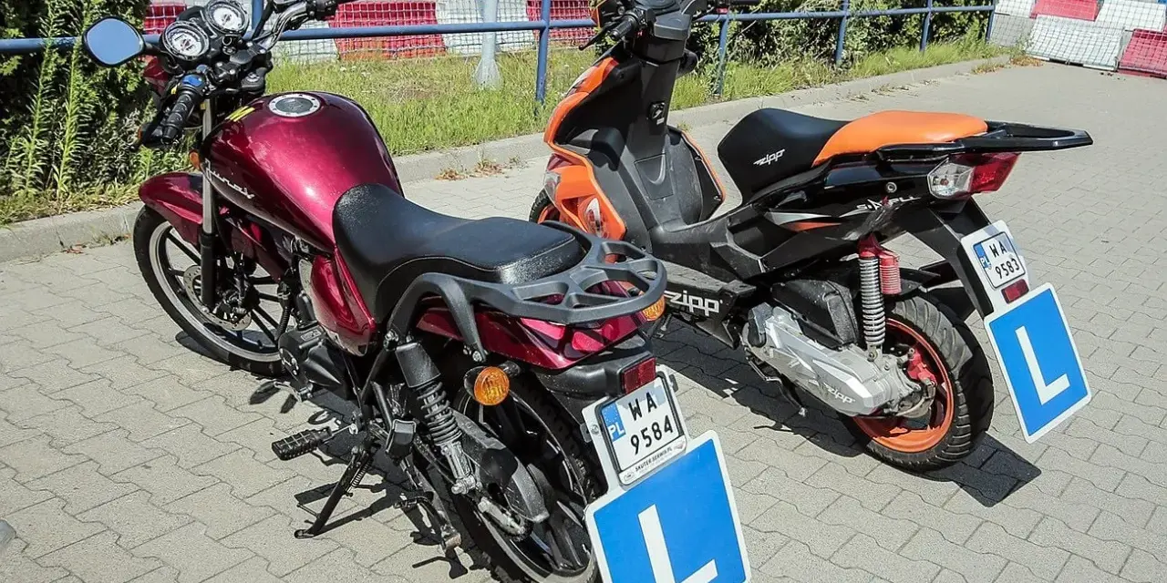 Dwa pojazdy, motorower i skuter, gotowe do nauki jazdy. Na każdym z nich widnieje tablica z literą "L", symbolizująca kartę motorowerową.
