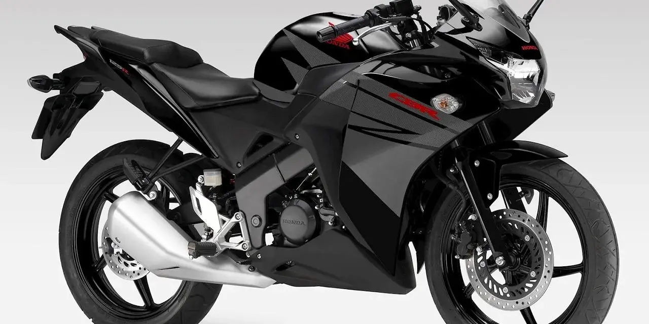 Czarny motocykl sportowy Honda CBR 125R. Pamiętaj o regularnych przeglądach, co ile przegląd motocykla 125?
