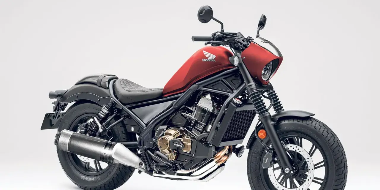Czerwony motocykl Honda Rebel 125. Dane techniczne tego stylowego cruisera z pewnością zachwycą każdego fana dwóch kółek.