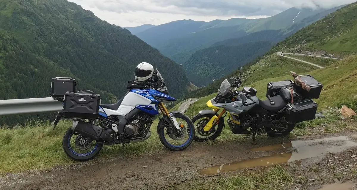 Dwa motocykle na górskiej drodze w Rumunii. Podróż motocyklem po Rumunii, koszty paliwa i noclegów.