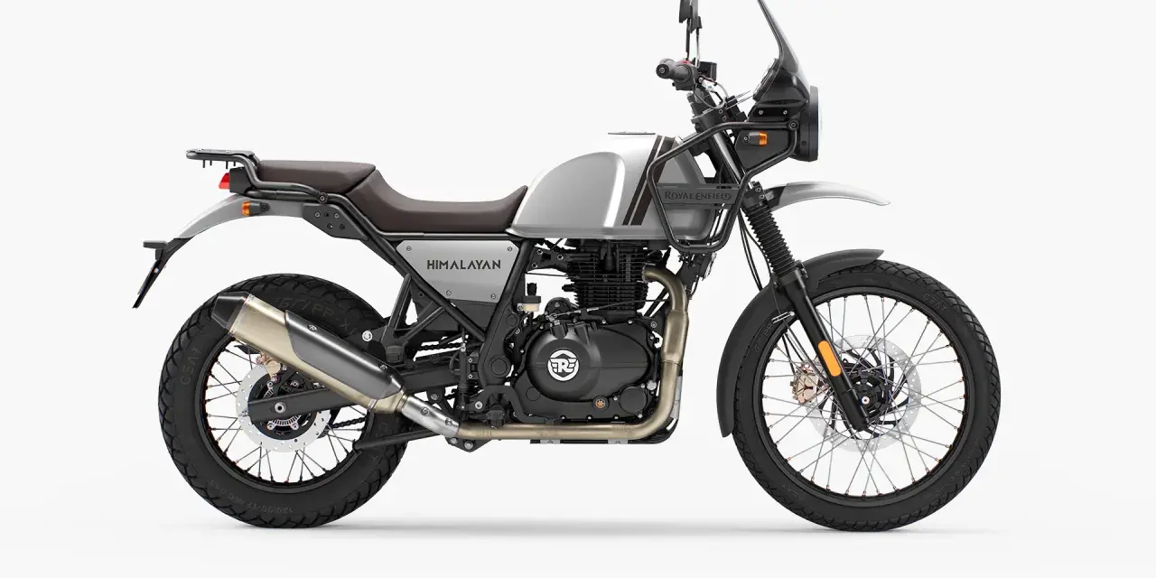 Srebrny Royal Enfield Himalayan gotowy na przygodę. Solidna konstrukcja, wygodne siodło i terenowe opony.