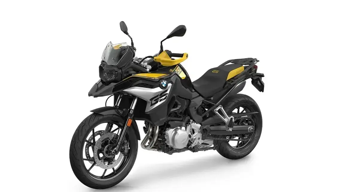 Czarny motocykl BMW f750gs z żółtymi akcentami, gotowy na przygodę.