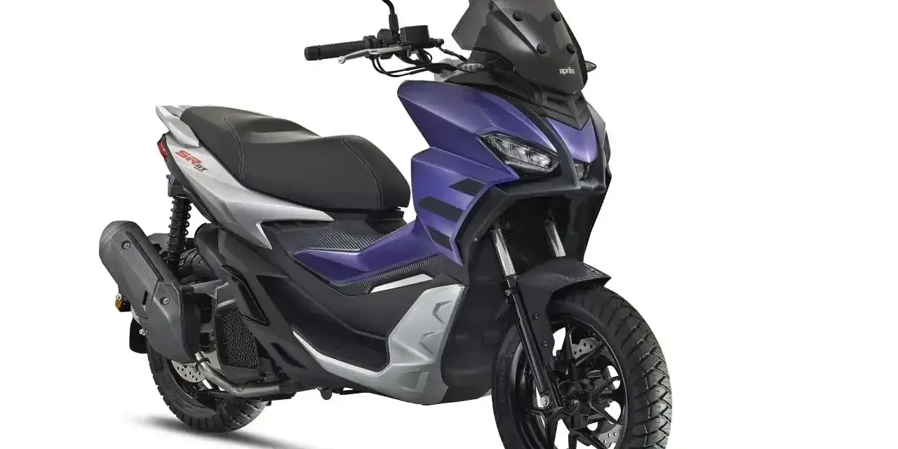 Fioletowy skuter Aprilia SR GT 125, jeden z najszybszych 125 na rynku, z czarną szybą i siedzeniem.
