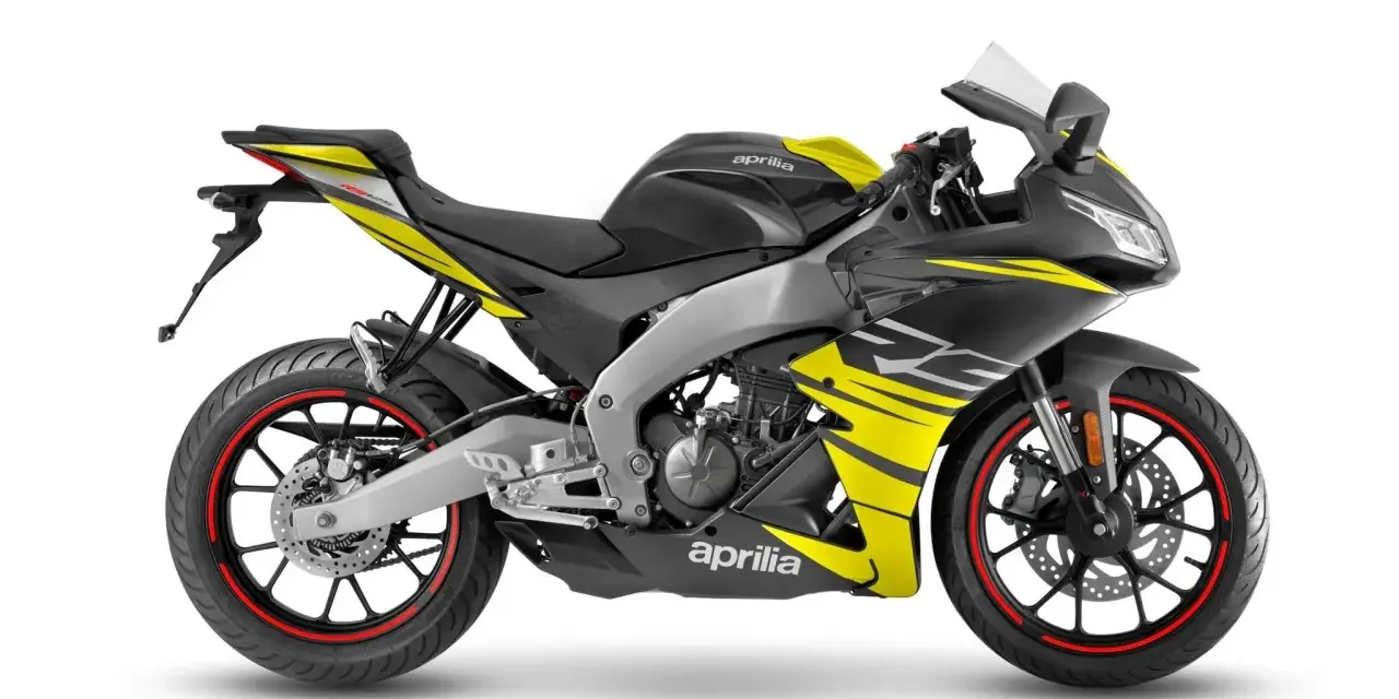 Sportowy motocykl Aprilia RS 125 w czarno-żółtej kolorystyce, gotowy do osiągnięcia swojej maksymalnej prędkości.