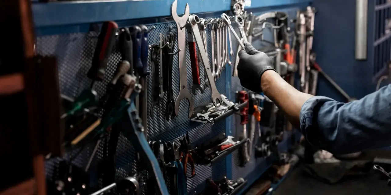 Gdzie mechanik nie może, tam... olejarka pomoże! Sprawdzamy, jak wybrać solidną olejarkę ciśnieniową