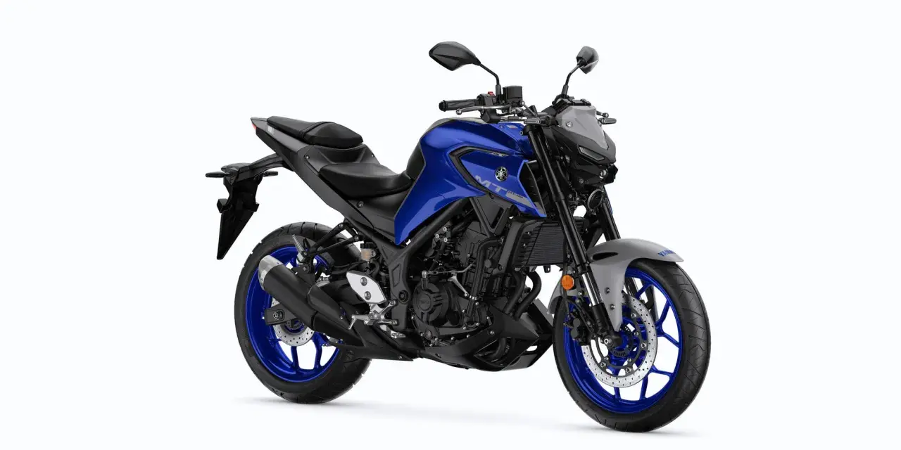 Niebieski motocykl Yamaha MT-03 z czarnymi akcentami i niebieskimi felgami, gotowy na miejskie przygody.
