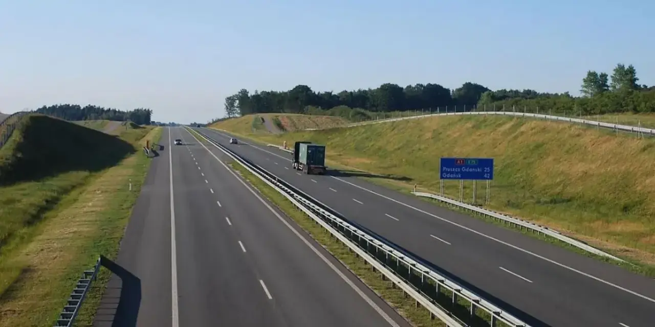 Autostradą A1 w kierunku Gdańska, z widocznym znakiem informującym o odległości do Pruszczu Gdańskiego i Gdańska.