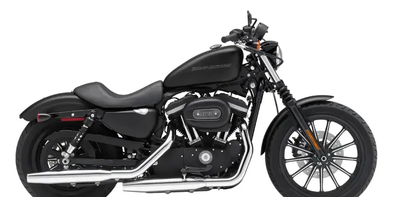 Czarny motocykl Harley-Davidson Sportster. Ten model to świetny wybór, jeśli zastanawiasz się, jaki chopper jest najmniej awaryjny.