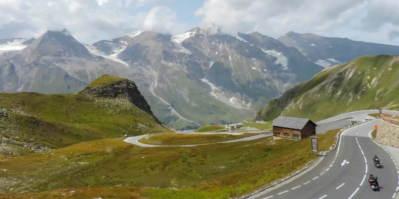 Grossglockner motocyklem: Jak pokonać 36 zakrętów Alp?