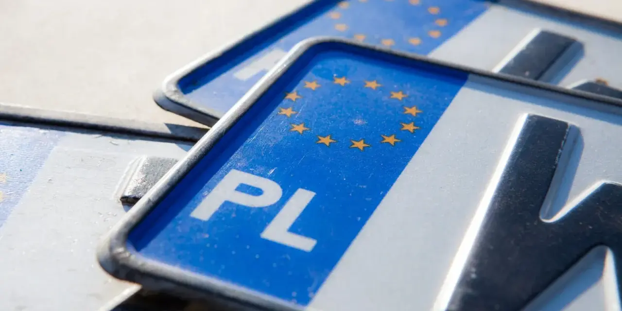 Zbliżenie na polskie tablice indywidualne motocykl z symbolem UE.