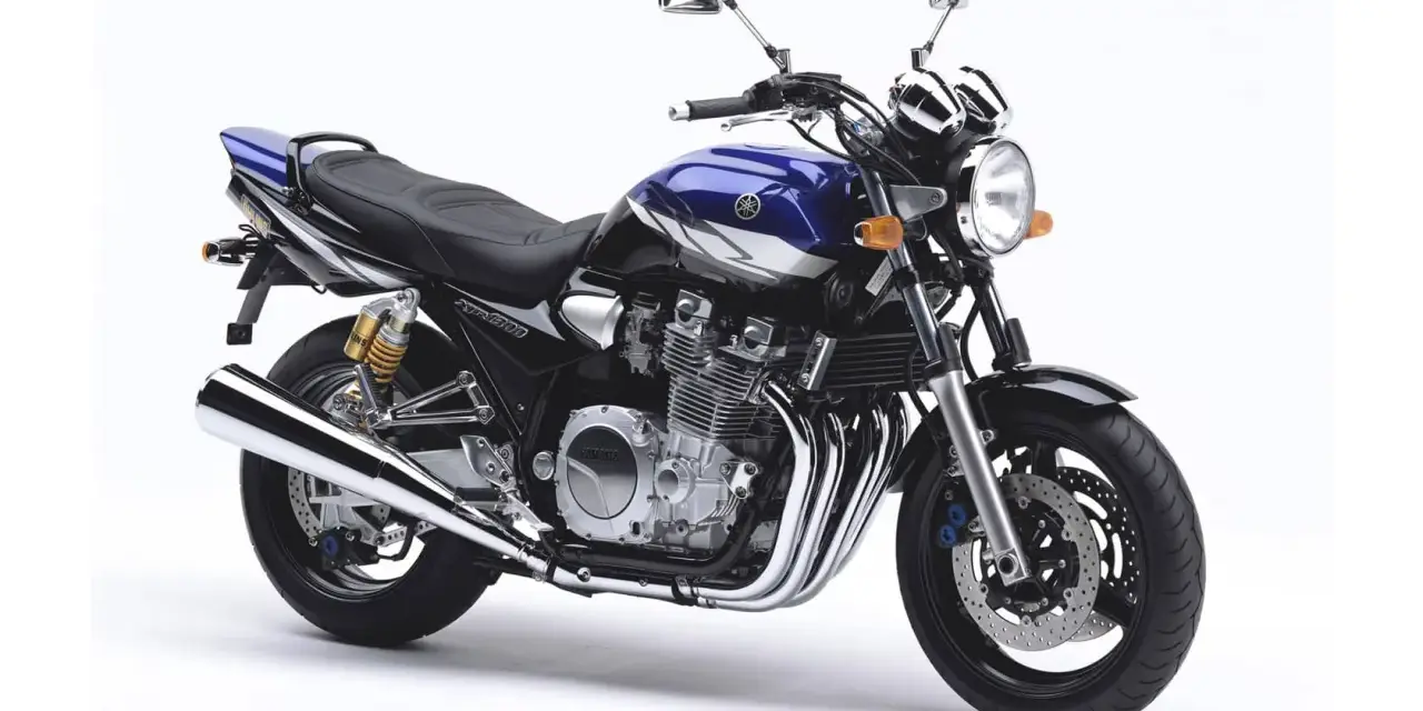 Stylowy motocykl Yamaha XJR w kolorze niebiesko-czarnym, z chromowanymi elementami i potężnym silnikiem.