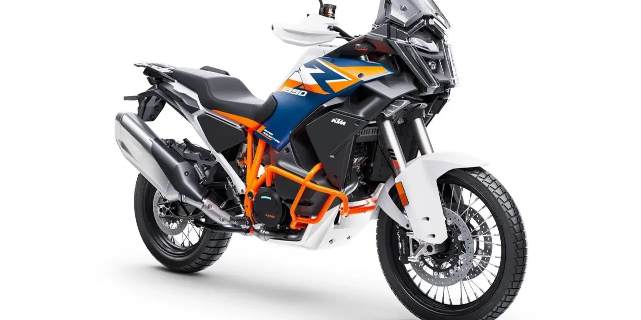 Pomarańczowo-niebieski motocykl KTM 1290 Super Adventure R gotowy na każdą wyprawę.