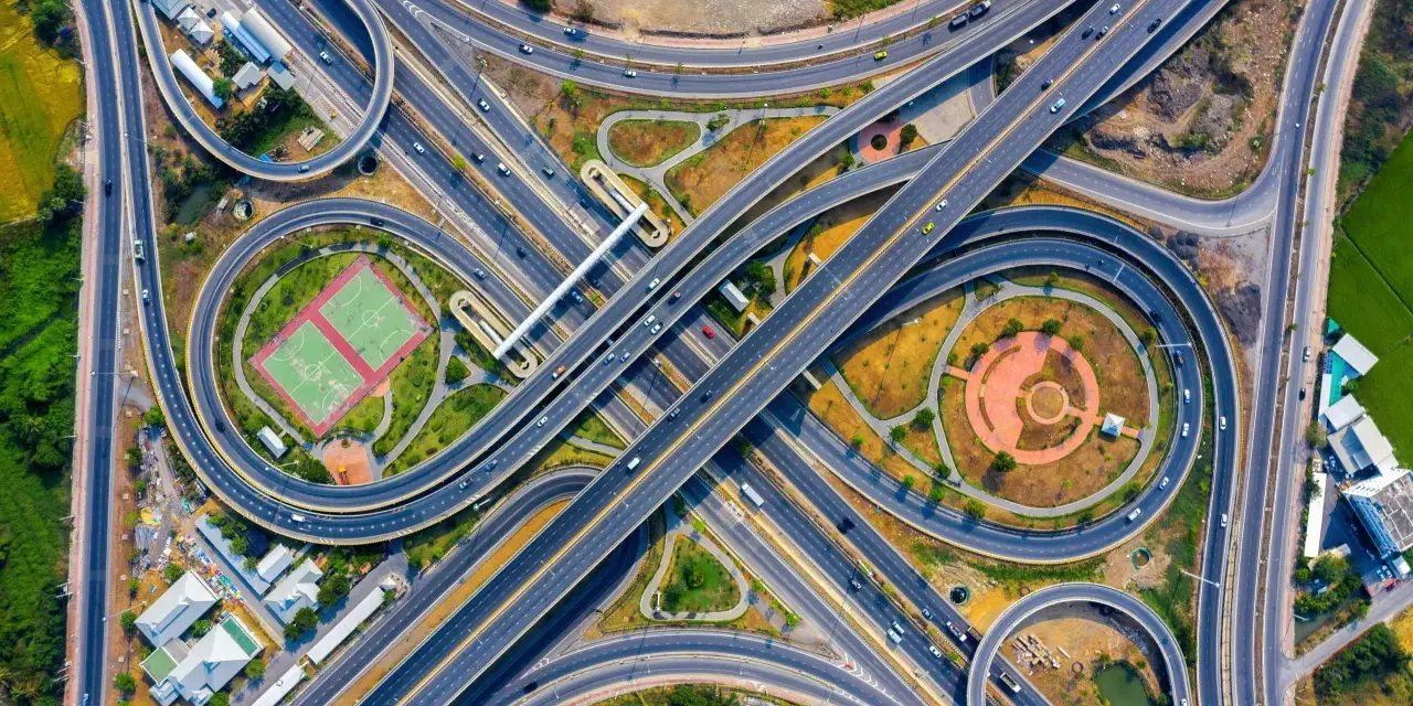 Autostrada vs ekspresówka: Co je dzieli? Prędkość, opłaty, znaki