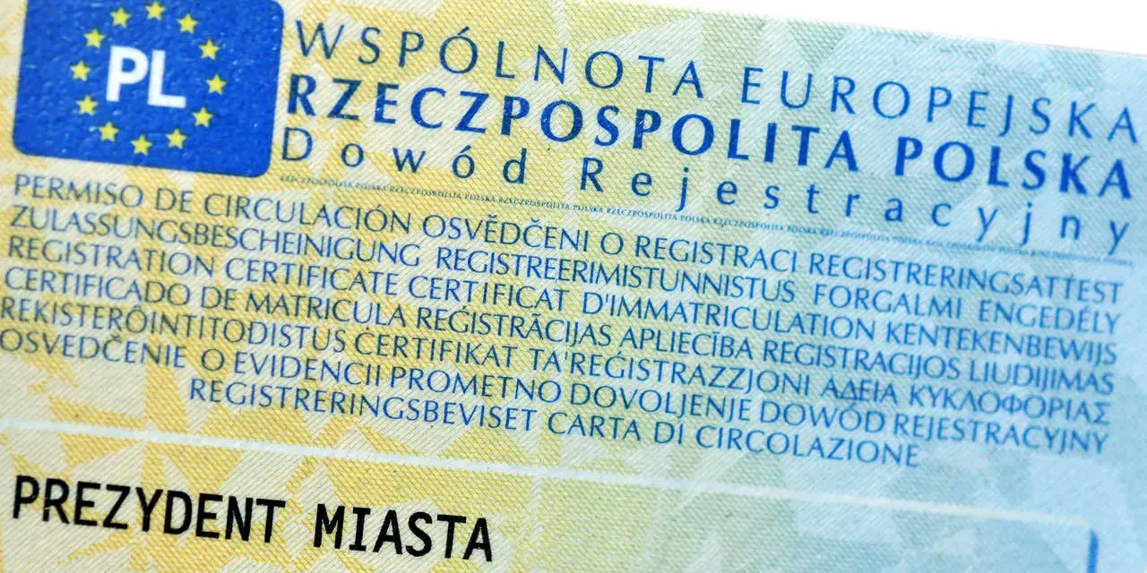 Zgubienie dowodu rejestracyjnego to problem. Na dokumencie widnieje napis "Dowód Rejestracyjny" oraz godło Polski.