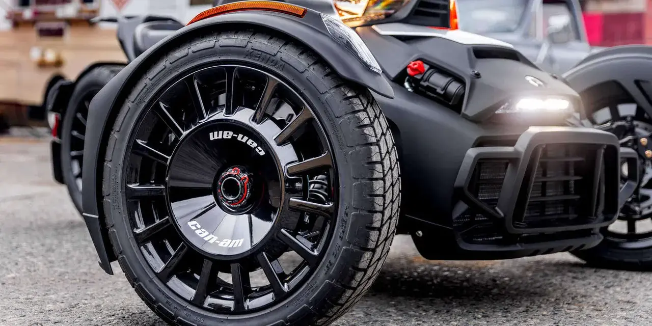 Nowoczesny trójkołowiec Can-Am z czarnymi felgami, gotowy do jazdy. Zabezpieczenie motocykla przed kradzieżą to podstawa.