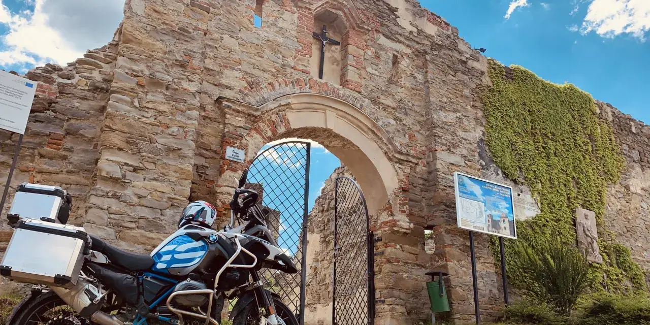 Motocyklem z Krakowa: Od łagodnych pętli po górskie winkielki!