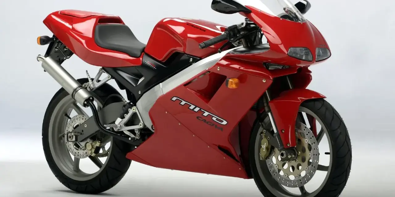 Czerwona Cagiva Mito, znana jako najszybsza 125, z białym akcentem na owiewce i srebrnym wydechem.
