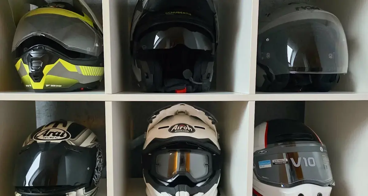 Różne rodzaje kasków motocyklowych: szczękowy, enduro, integralny, modułowy. Kolekcja dla każdego fana dwóch kółek.