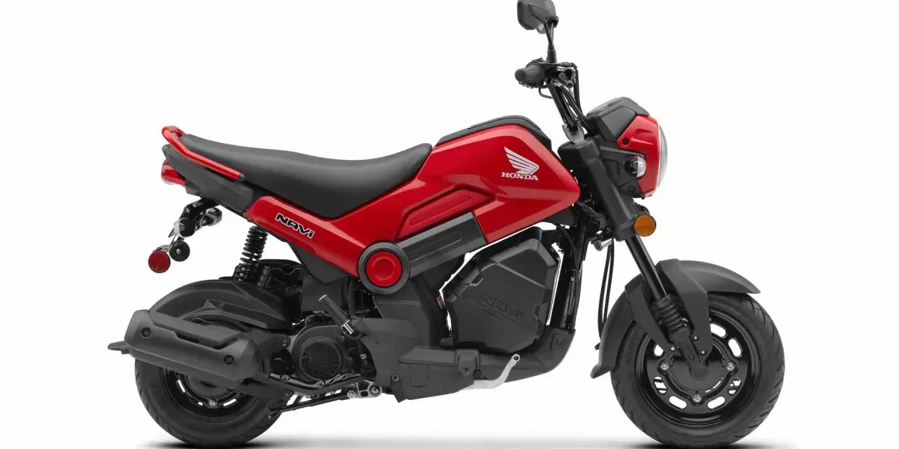 Czerwony skuter Honda Navi z czarnymi akcentami, idealny do miejskich podróży.