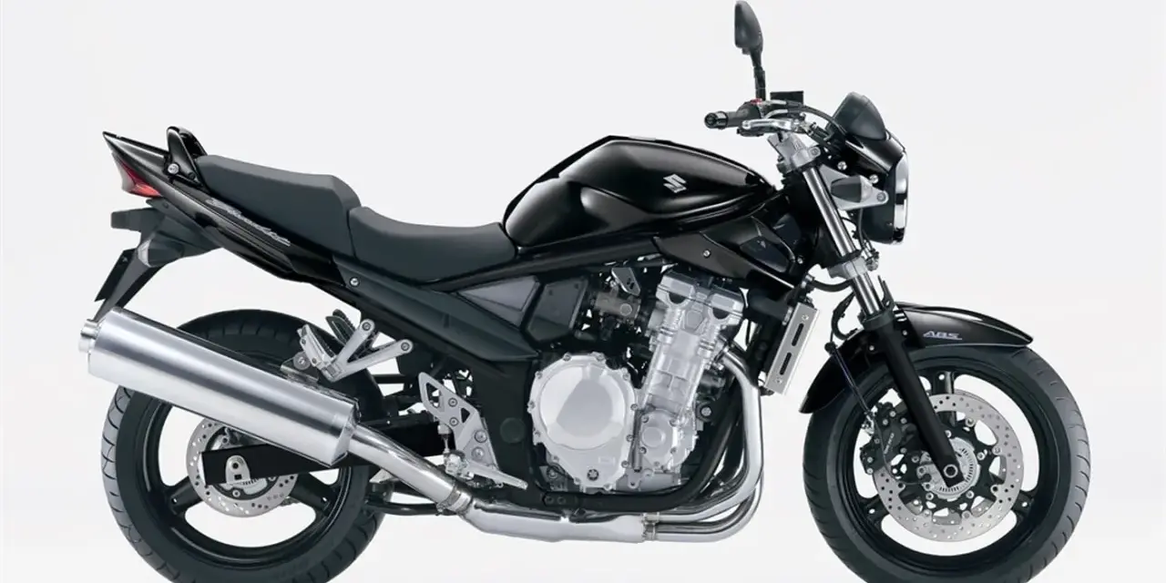 Czarny motocykl Suzuki Bandit 600, z widocznym silnikiem i wydechem. Idealny do miasta i na trasę, sprawdź suzuki bandit 600 dane techniczne.