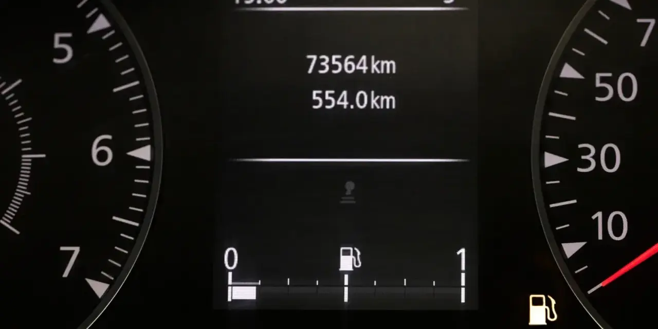 Na desce rozdzielczej widać zegar 15:00, licznik 73564 km i wskaźnik paliwa. To już spora motogodzina!