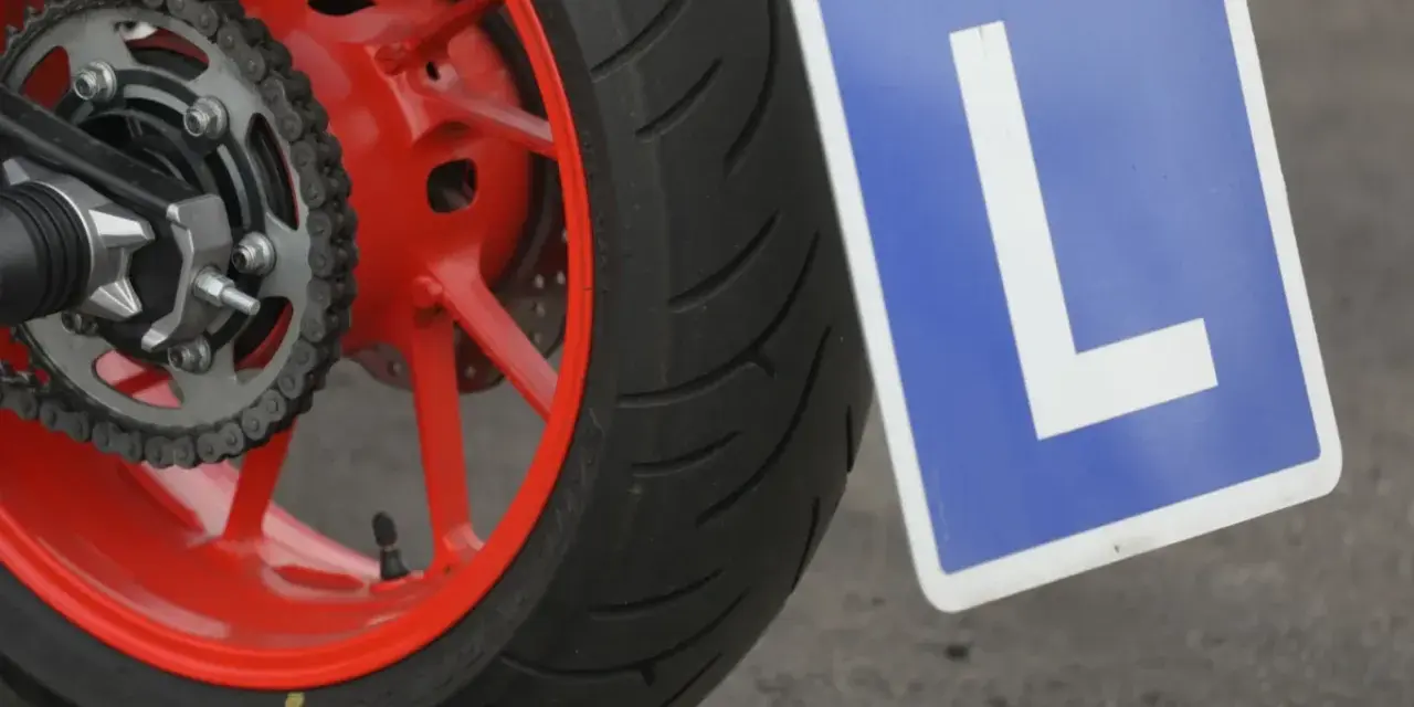 Tablica "L" na motocyklu. Czy z prawem jazdy AM można wozić pasażera?