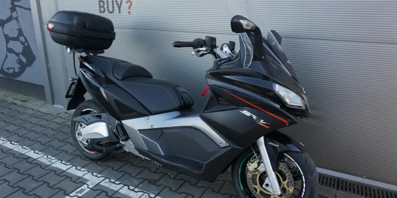 Czarny skuter Aprilia SRV 850 z kufrem, gotowy do zakupu.