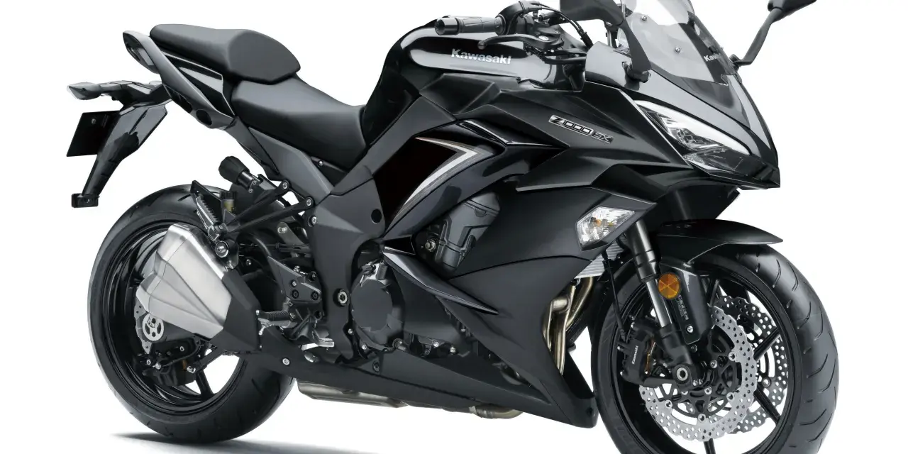 Czarny motocykl Kawasaki Z1000SX z matowym wykończeniem, sportową sylwetką i dużą szybą.