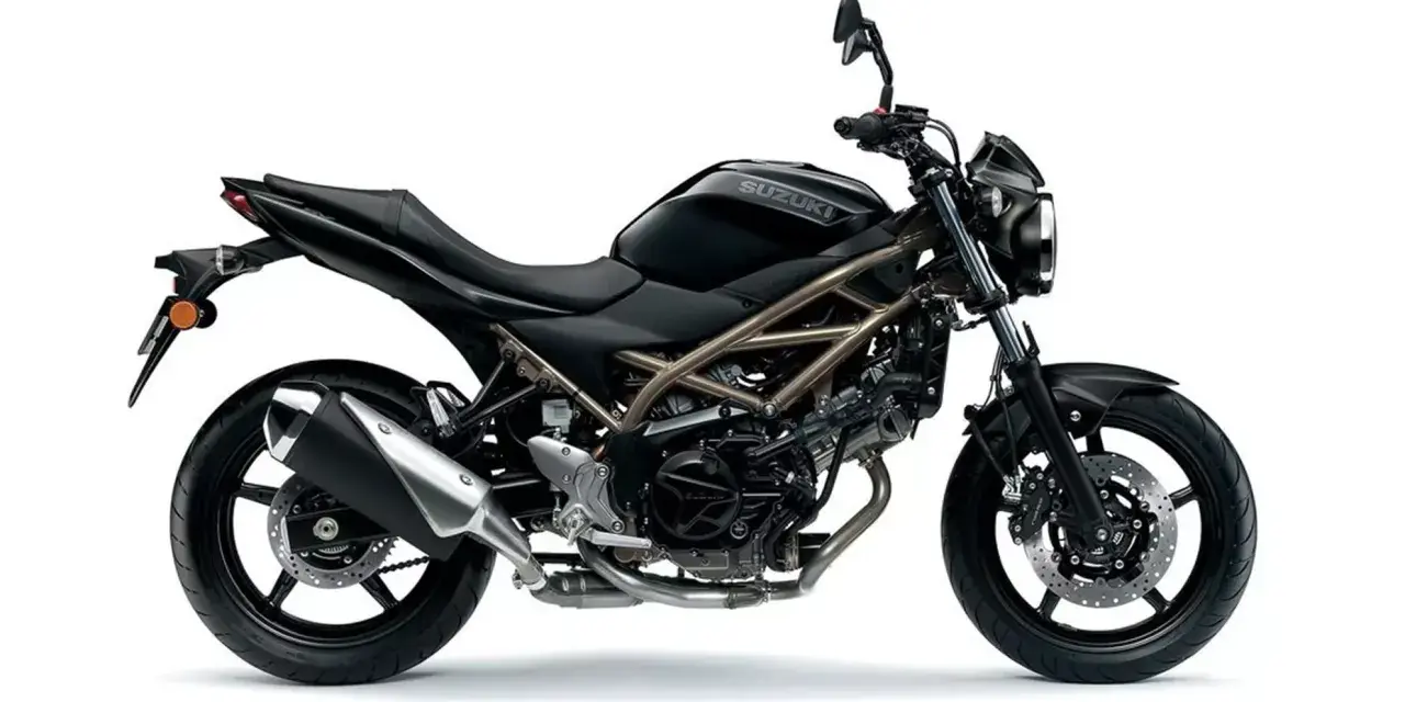 Czarny motocykl Suzuki SV 650 z widocznymi danymi technicznymi, w tym kratownicową ramą i silnikiem V-twin.