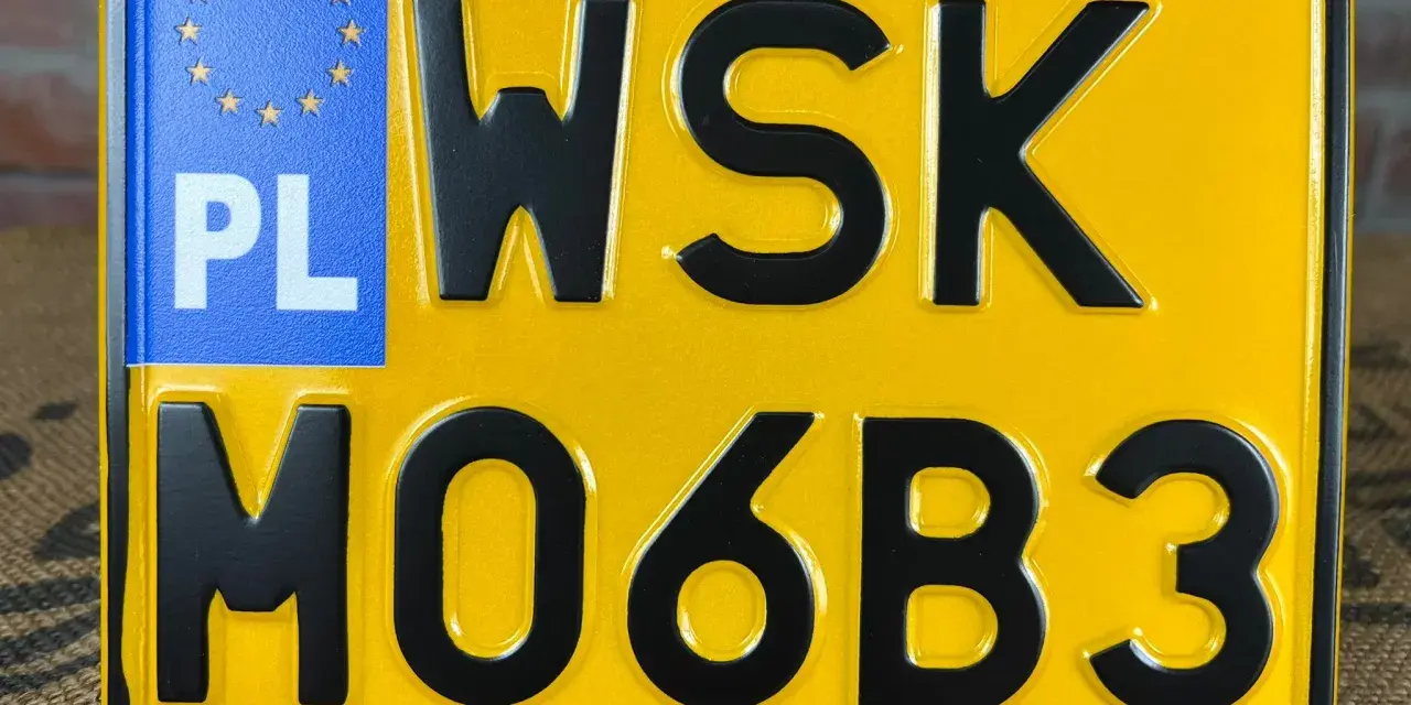 Żółta tablica rejestracyjna z oznaczeniem PL i numerem WSK M06B3.