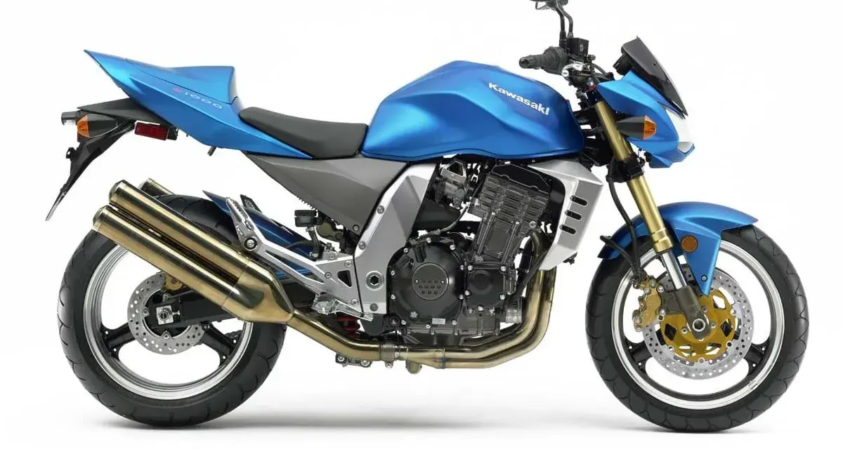 Błękitny Kawasaki Z1000, z mocnym silnikiem i podwójnym wydechem, gotowy do jazdy, jakby miał moc V-max.