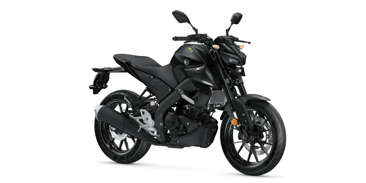 Czarny motocykl Yamaha MT-125, gotowy do jazdy, z mocnym charakterem V-max.