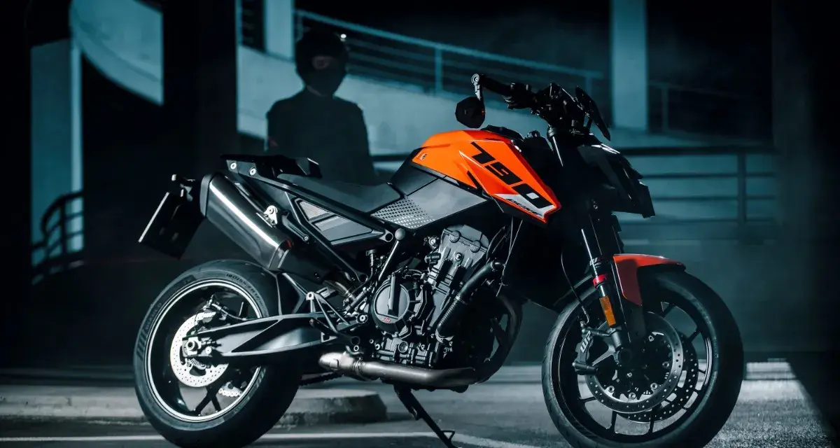 Pomarańczowy KTM Duke 790, gotowy do jazdy. Sprawdź jego dane techniczne i poczuj moc!