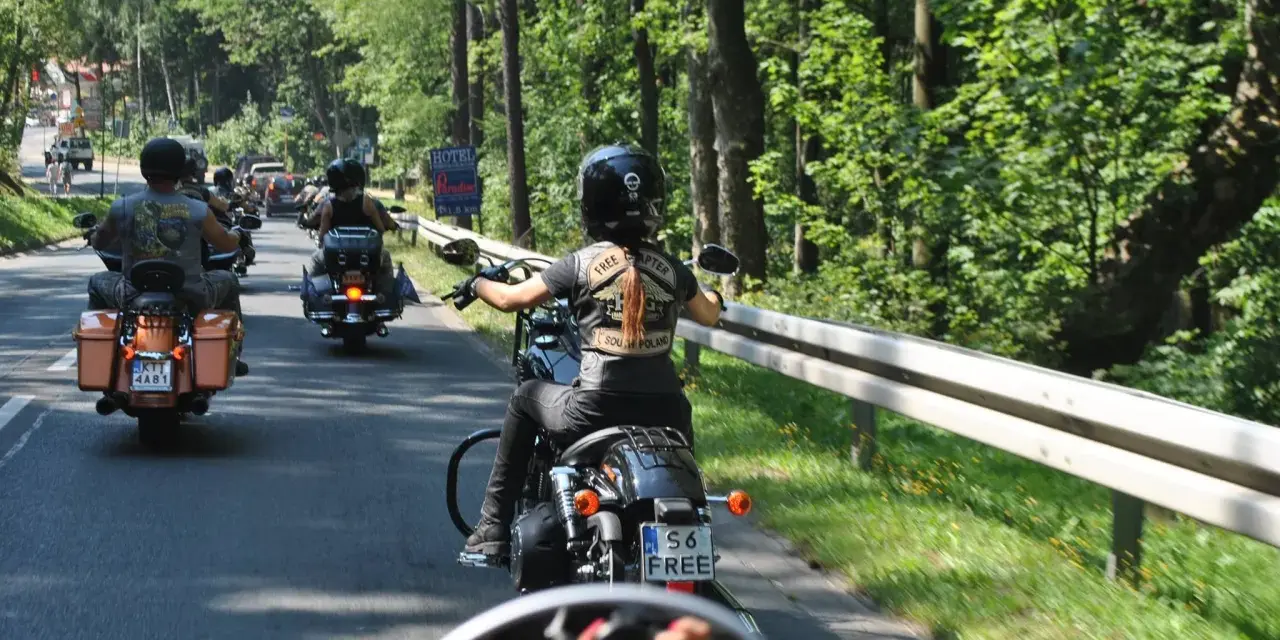 Śląsk na motocyklu: Odkryj najlepsze trasy, zamki i górskie serpentyny