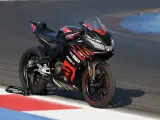 Czarna Aprilia RS 125 2T V-Max na torze wyścigowym, gotowa do osiągnięcia maksymalnej prędkości.