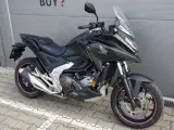 Czarny motocykl Honda NC750X, idealny do miasta i na trasy. Sprawdź atrakcyjną honda nc750x cena!