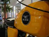 Żółty bak motocykla WSK z charakterystycznym logo. Czy jego prędkość maksymalna to 125 km/h?