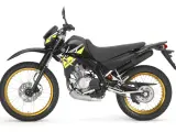 Czarny motocykl Yamaha z żółtymi akcentami i złotymi felgami. Idealny dla szukających motocykli do 5000 zł.