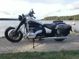 Motocykl BMW 1800cc z sakwami nad jeziorem. Idealny na podróż, cena do negocjacji.