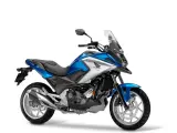 Niebiesko-srebrny, ekonomiczny motocykl turystyczny Honda NC750X gotowy na przygodę.