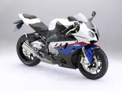 Sportowy motocykl BMW S1000RR 2018 w biało-niebiesko-czerwonych barwach, gotowy do podboju toru wyścigowego.