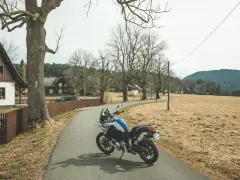 Motocykl czeka na przygodę na malowniczej drodze. Idealne miejsce na odkrywanie tras motocyklowych w Czechach.
