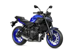 Niebieski motocykl Yamaha MT-07, z mocnym silnikiem, gotowy do jazdy, jak jego większy brat V-Max.