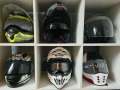 Różne rodzaje kasków motocyklowych: szczękowy, enduro, integralny, modułowy. Kolekcja dla każdego fana dwóch kółek.