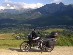 Motocykl na tle górskiej panoramy. Idealne miejsce na rozpoczęcie wielka pętla bieszczadzka trasa.