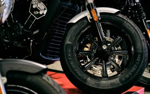 Ciśnienie w oponach motocykla: Czy wiesz, ile barów to norma?