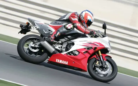 Motocyklista w czerwono-białym kombinezonie na torze ściga się na czerwono-białym motocyklu Yamaha. Od ilu lat trwa ta pasja?