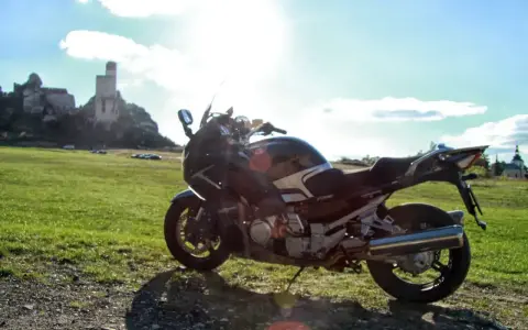 Motocykl na tle zamku w skale. Idealny kompan na podróż po Jurze Krakowsko-Częstochowskiej.